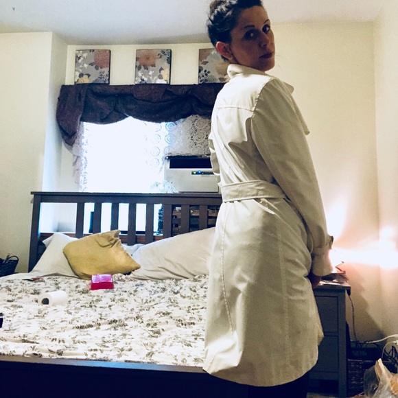 White Burberry “Tess” Trench sz 4